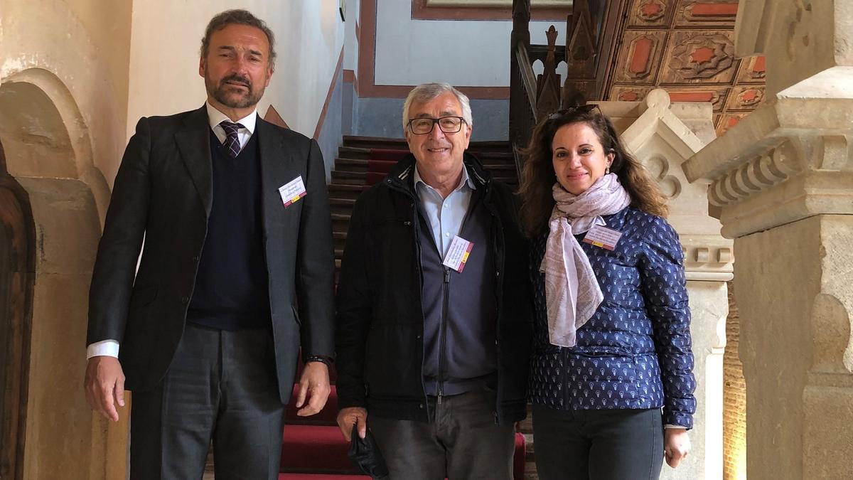 El presidente de la Red Nacional de Patrimonio Histórico, Javier Fitz-James Stewart junto a José Fernández Blanco, alcalde de Puebla de Sanabria y Mª Teresa del Estal López, técnico de turismo de la localidad