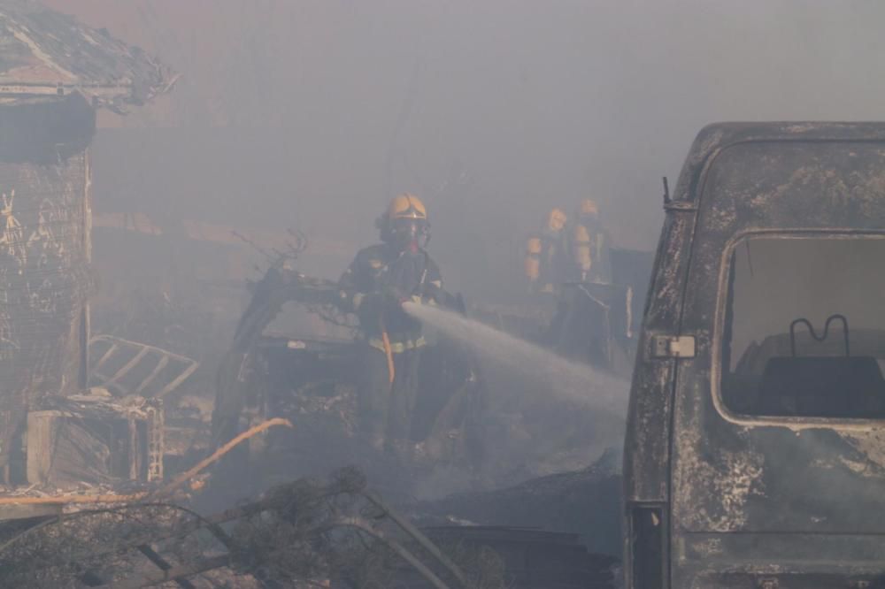 Incendio en un desguace del polígono Guadalhorce