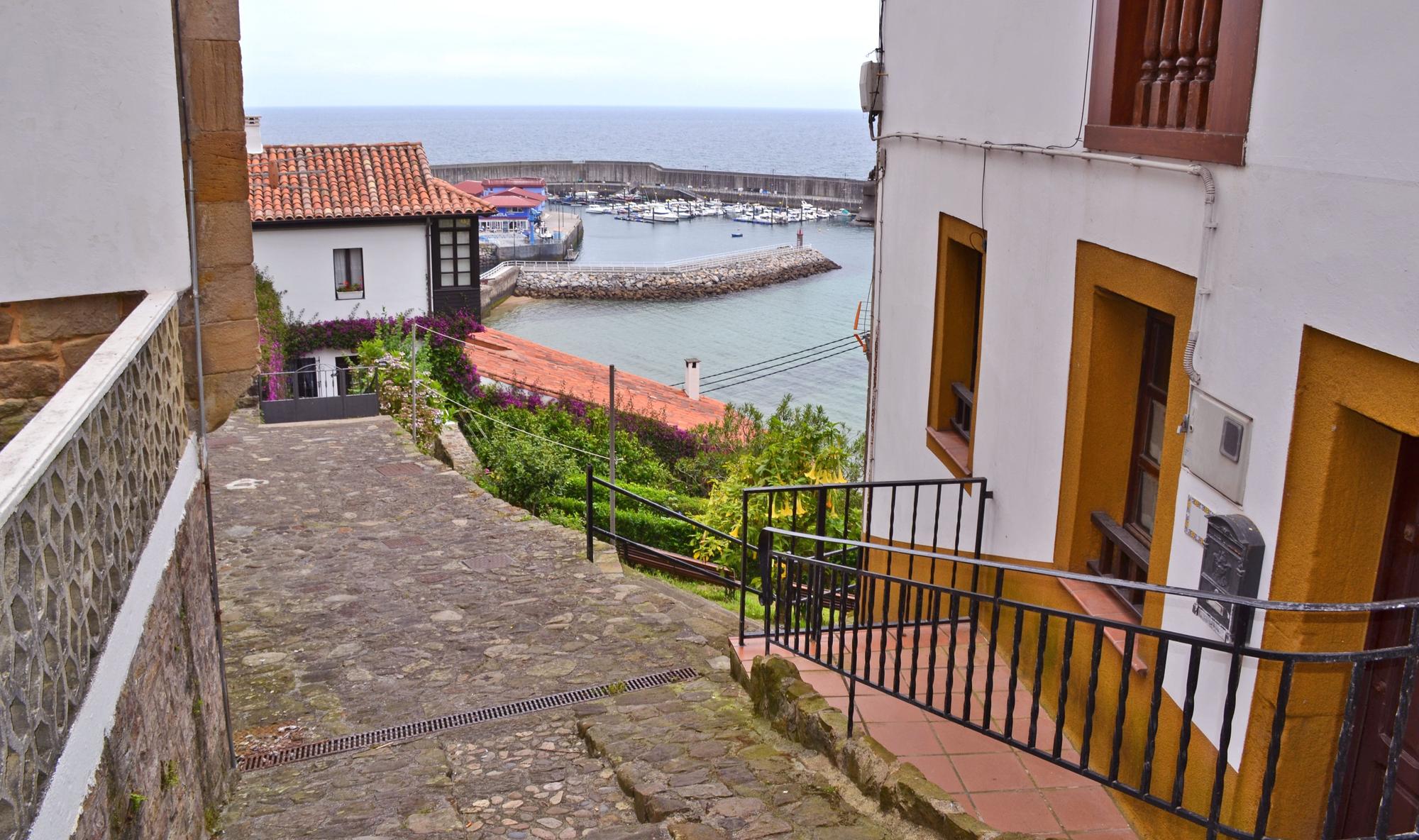 Vistas del puerto bajando por el barrio de los balleneros.