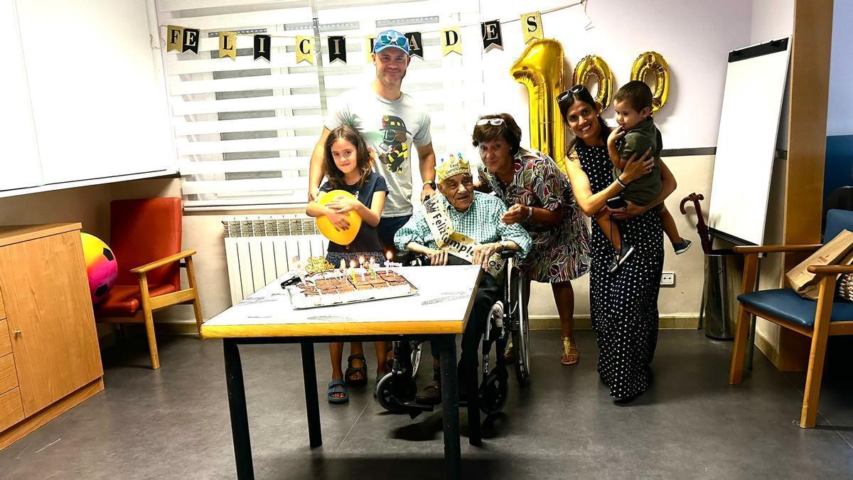 El centenario Modesto Peña celebra su centenario de vida junto a una de sus hijas, sus nietos y bisnietos.