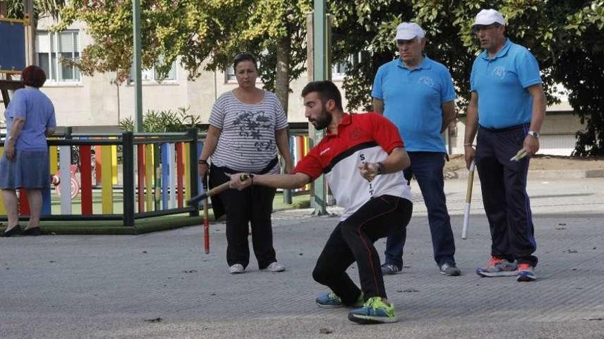 Participantes en uno de los torneos de billarda que organiza O Gharaboto de Marín. // S.A.