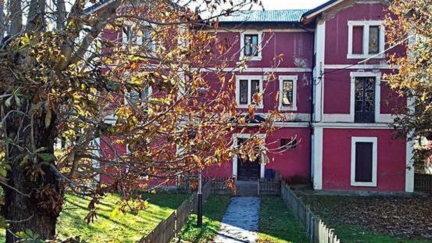 L&#039;edifici de l&#039;antiga Acadèmia de Puigcerdà, situat al mig del parc de l&#039;estany Shierbeck