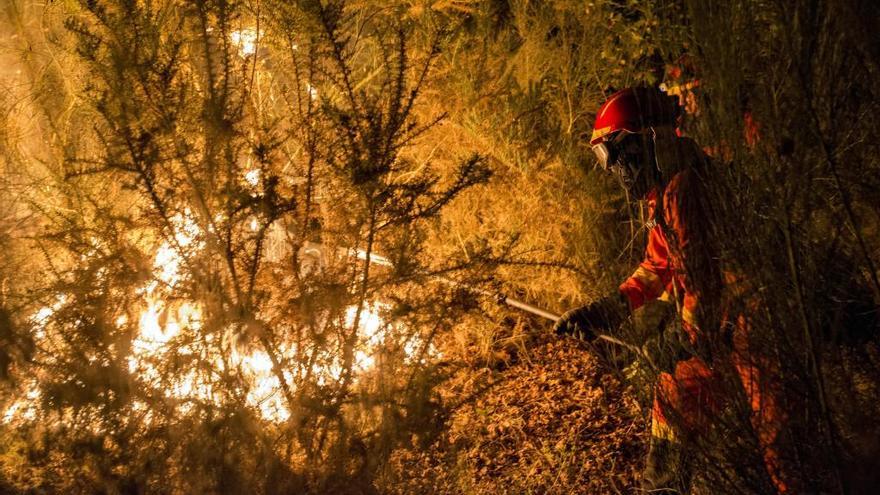 Miembros de la UME trabajan para apagar las llamas en un incendio forestal en Vilamarín. // Brais Lorenzo