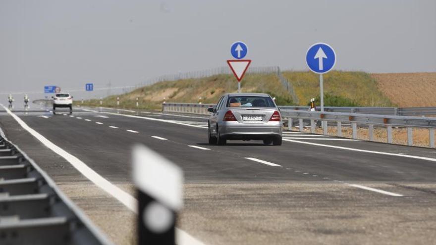 Vehículos circulando por una carretera.