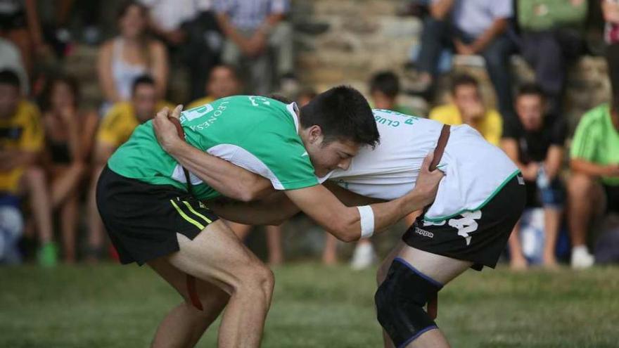 Dos luchadores de aluche en un combate.