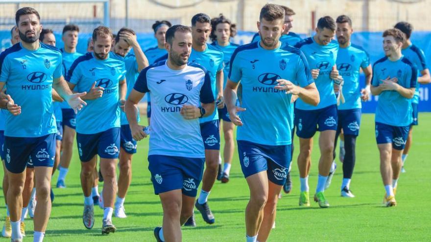 Los jugadores del Atlético Baleares calentando antes de empezar el entrenamiento.