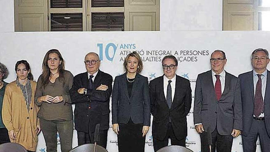 Segunda por la izquierda Antonia Artigas, paciente, Nuria Moreno y Antonia Simon, familiares en duelo, durante la presentación.