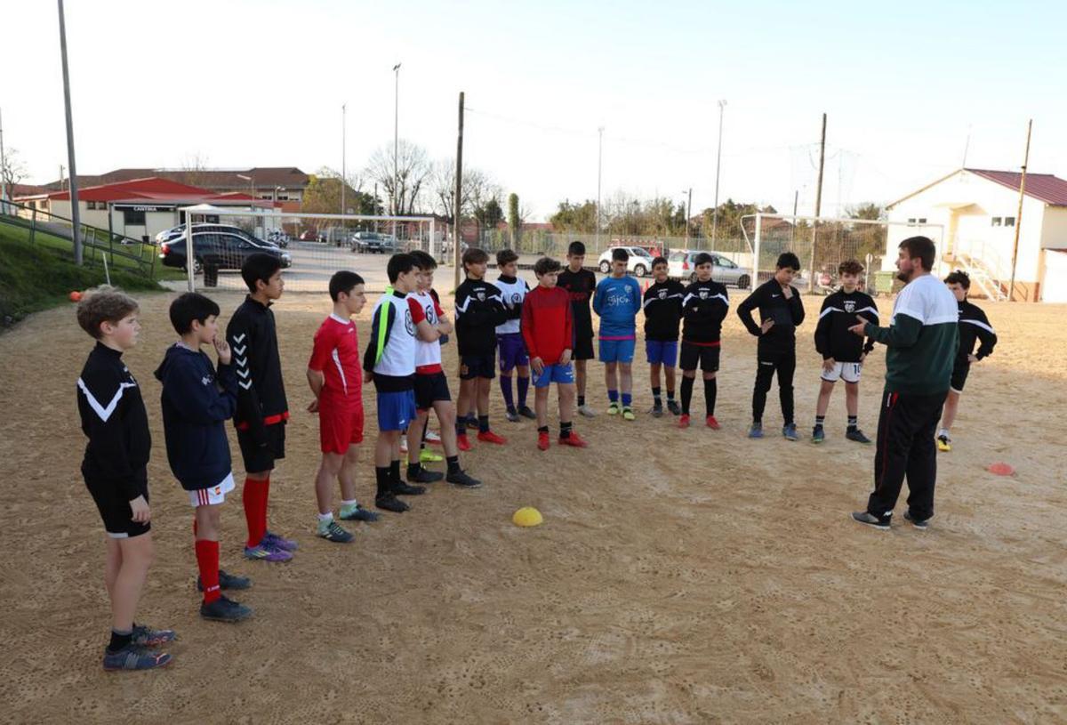 Por la izquierda, Alberto González (balonmano), Pablo Fernández (hockey), Clara Almeida (hockey), Pablo Fernández (fútbol), Alexia Pelayo (balonmano), Aída Vallejo (balonmano), Celia Fernández (balonmano y ajedrez), Koke Costales (hockey), Alejo Astuy (ajedrez), Enrique Iglesias (ajedrez), Francisco Pavón (coordinador general de deportes), Sergio Palacios (fútbol), Aitor Fernández (baloncesto), Carlos Argüelles (baloncesto), Diego Nosti (fútbol), Víctor Argüelles (baloncesto) y Noa Antolín (baloncesto), ayer, en el pabellón deportivo del colegio Corazón de María. | |  JUAN PLAZA