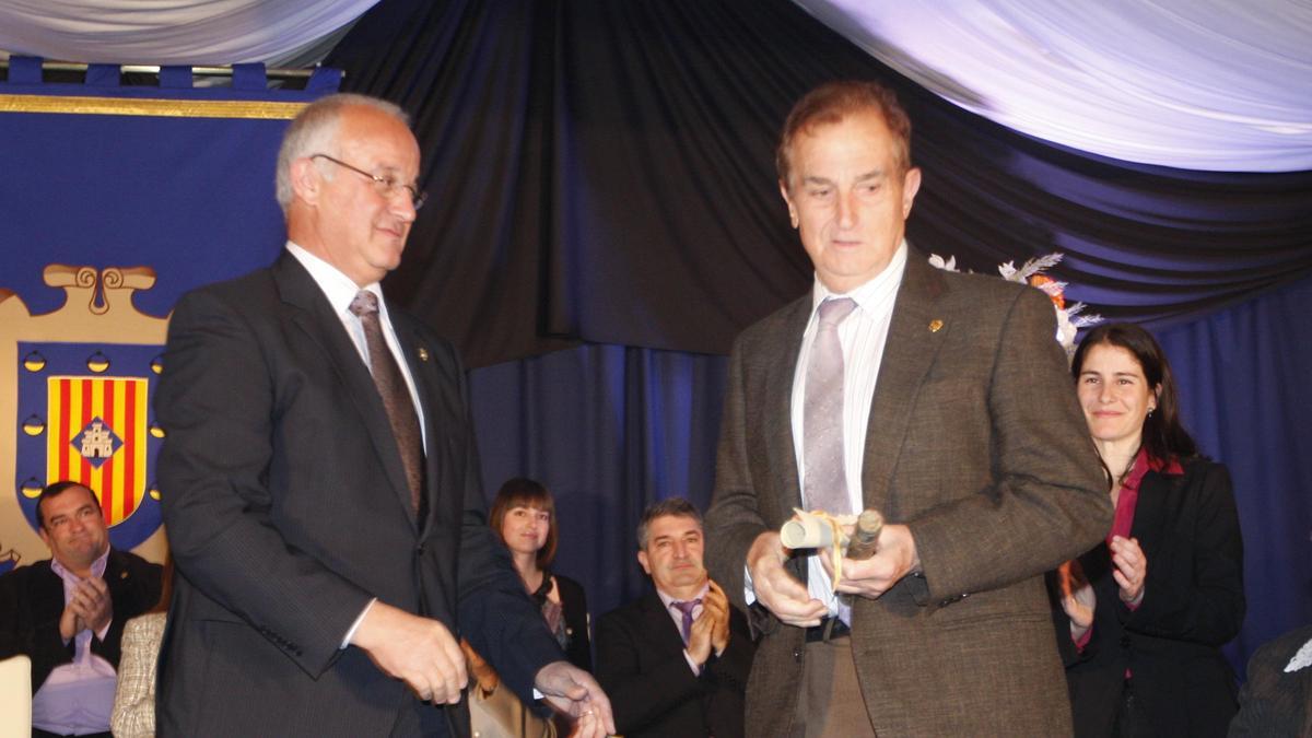 El exalcalde de Sant Antoni José Sala entrega, en febrero de 2011, el premio Portmany a Joan Juan Riera.