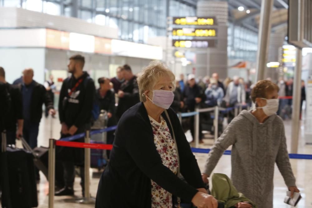 Los países de la UE aceleran la repatriación de sus turistas ante el avance del coronavirus