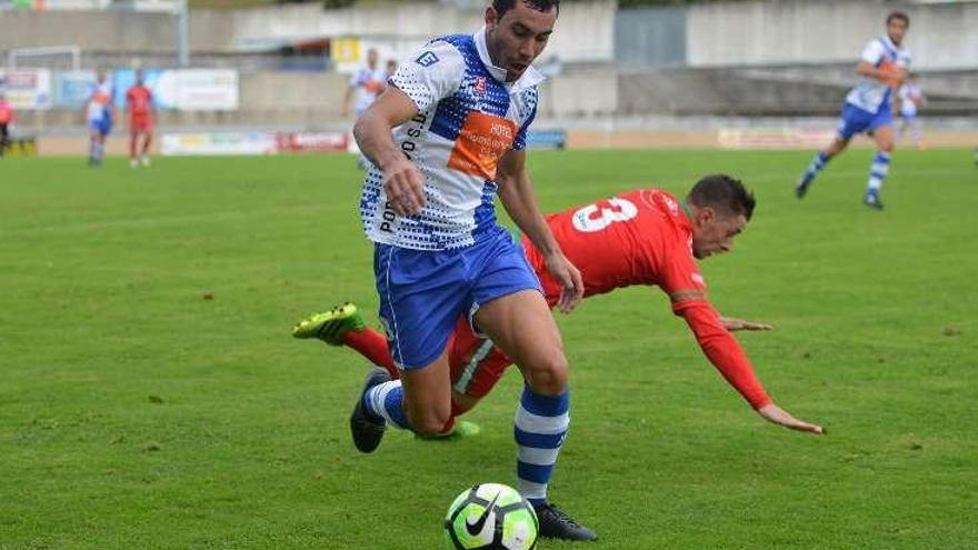 Un jugador del Portonovo conduce el balón en un partido reciente.