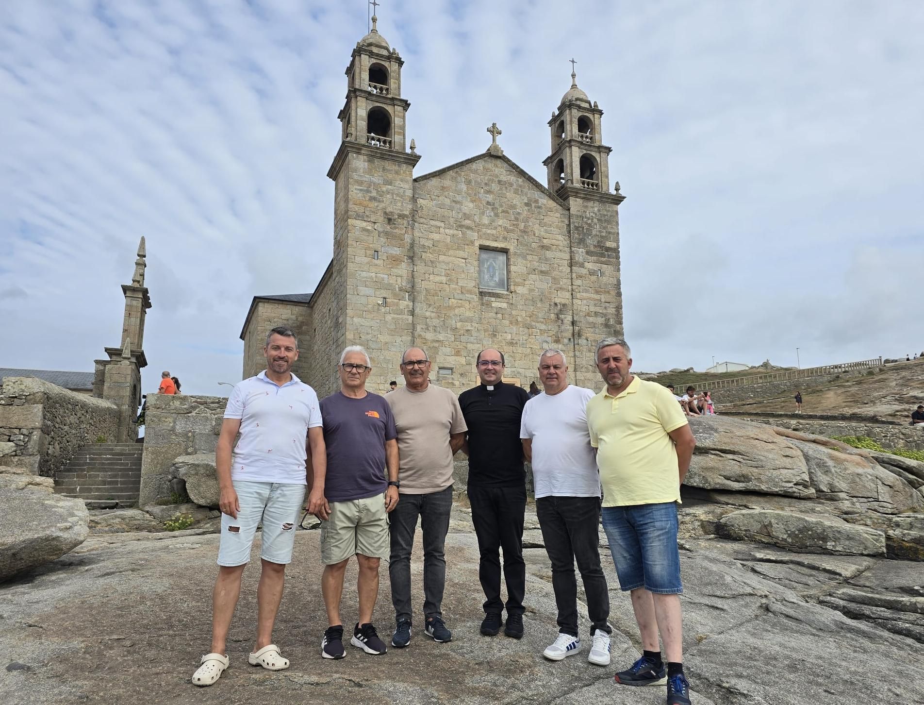 Membros da directiva da Confraría Nosa Señora da Barca, ante o santuario.