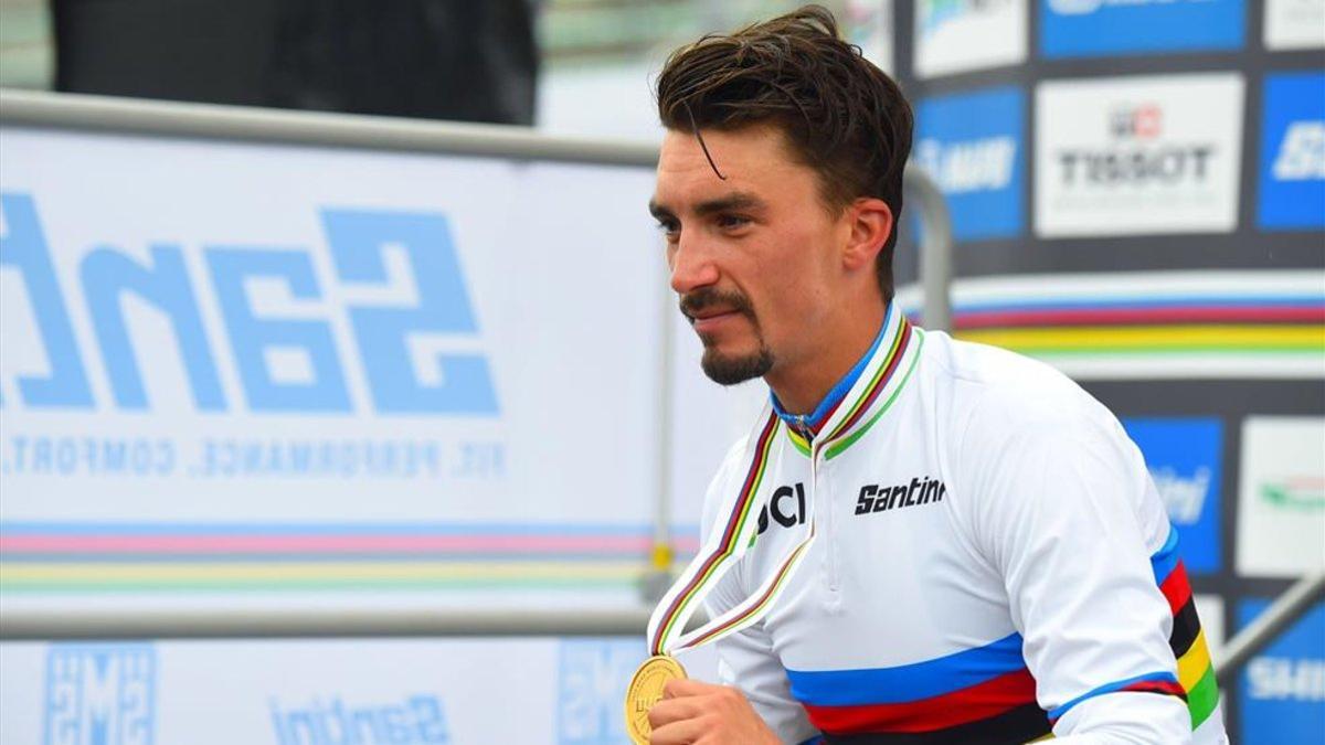 Alaphilippe y su característica perilla, luciendo el precioso maillot arcoíris en Imola