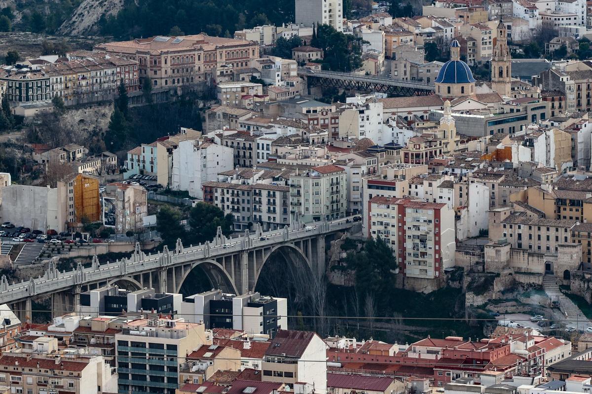 Una vista de Alcoy con el puente de San Jorge en primer término