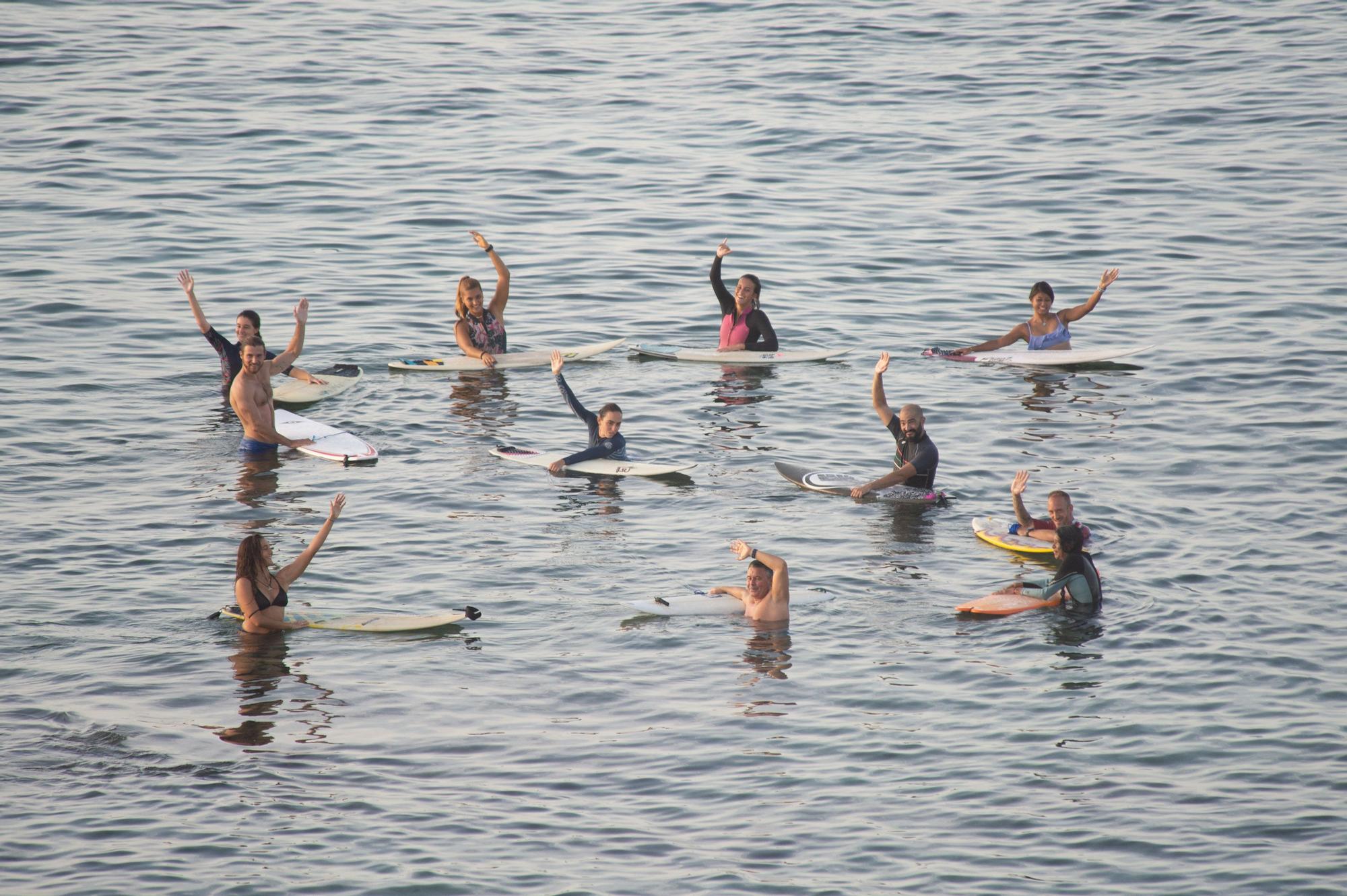 Más de treinta surferos dibujan una llamada de socorro en Playa Chica