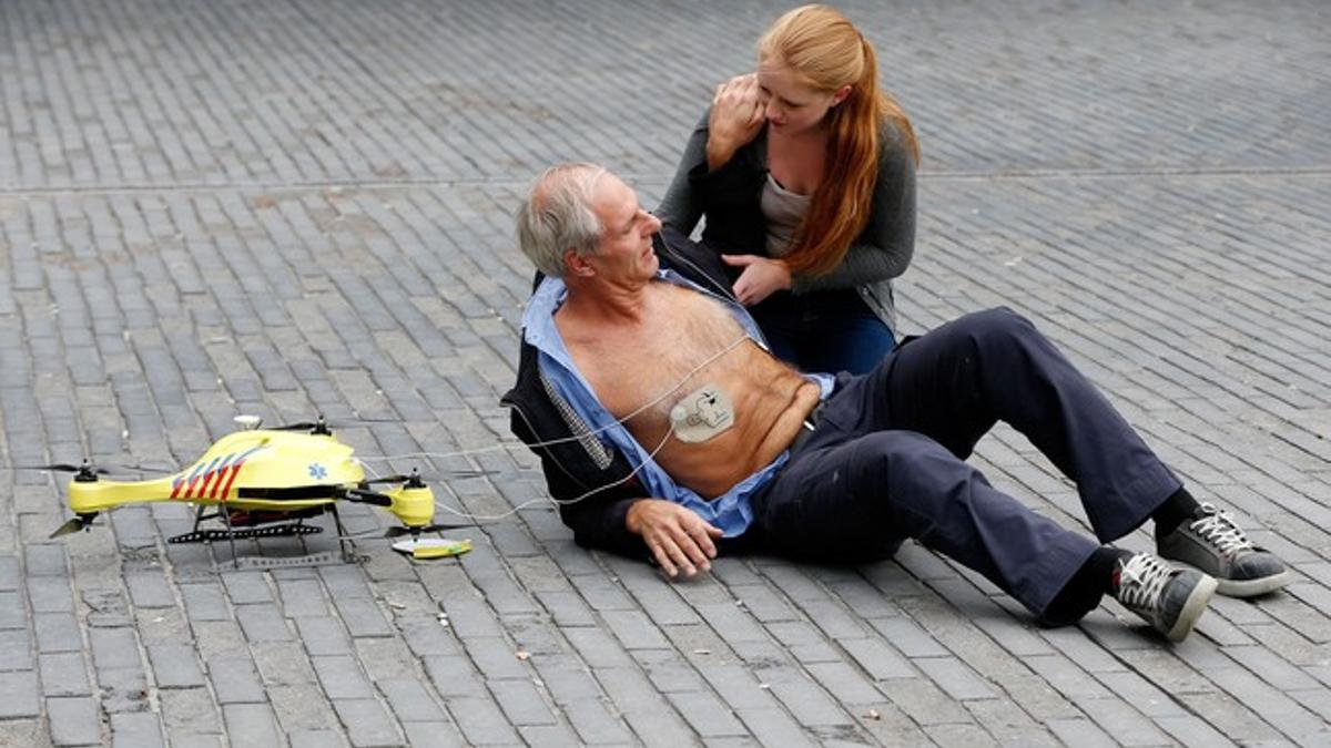 Presentación del 'drone ambulancia' en el campus de la Universidad de Delft, este martes.