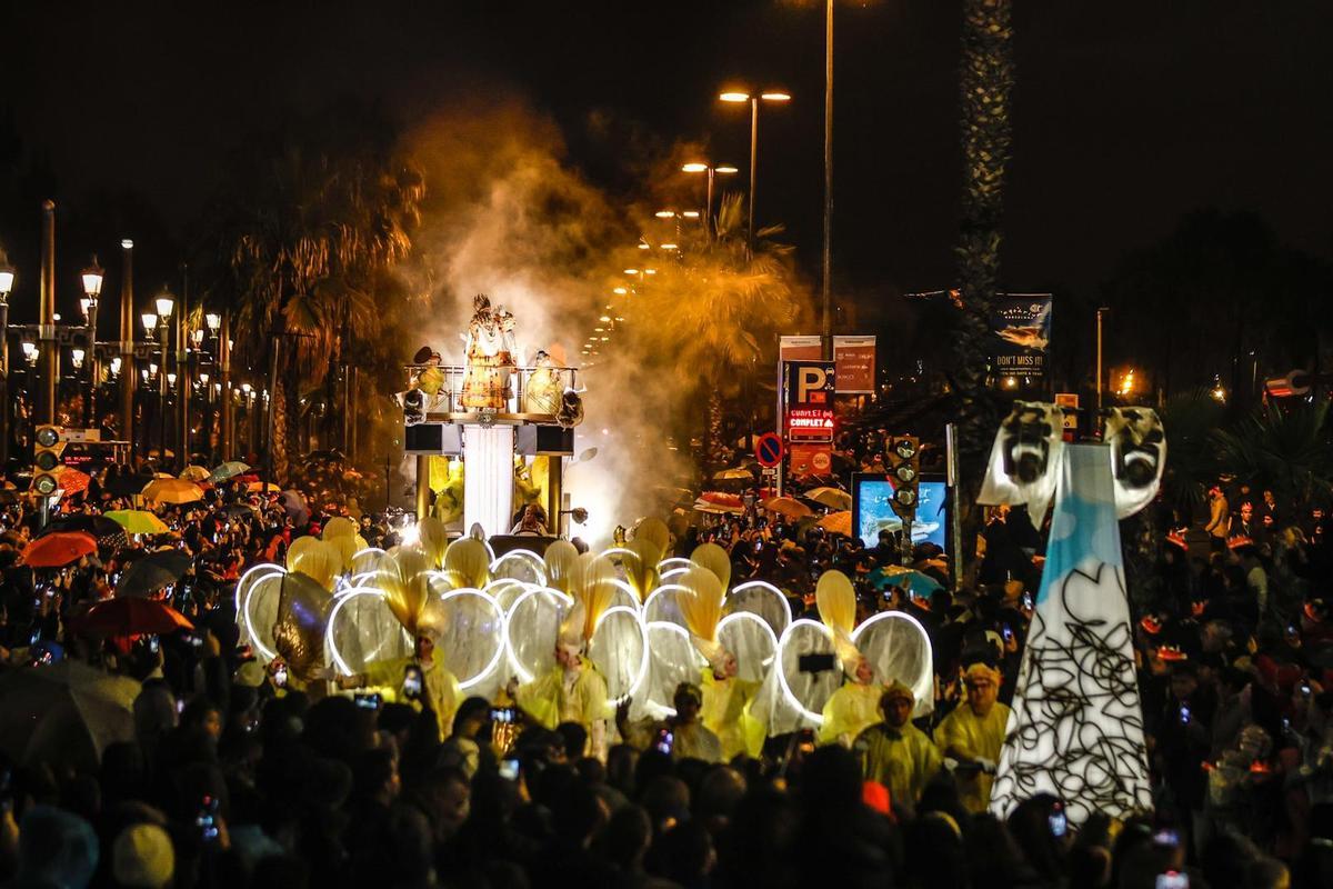 La Cabalgata de los Reyes Magos en la noche de Barcelona