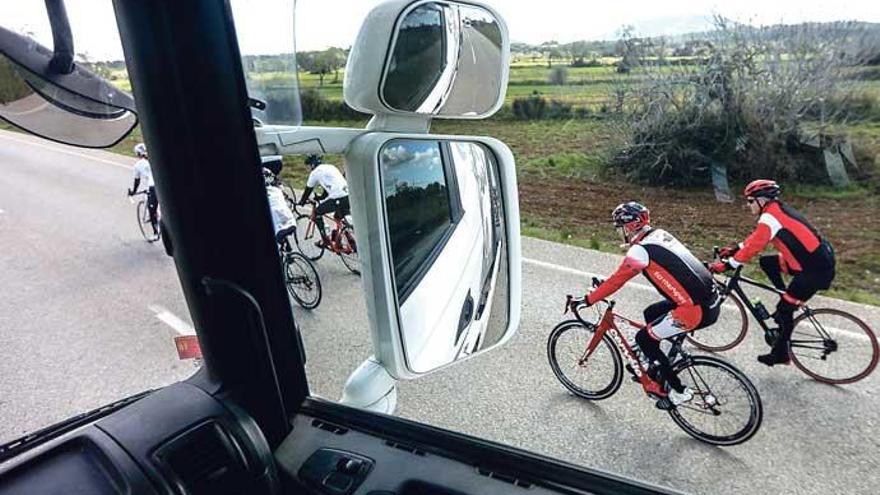 1,50 Meter Mindestabstand zum Radsportler: Der Busfahrer macht es richtig. Ist ja auch eine Übung.