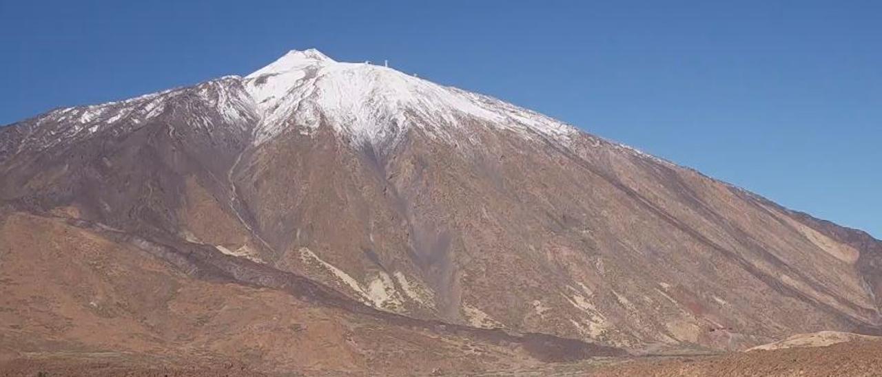 Aspecto de la cima del Teide con las primeras nieves del otoño.