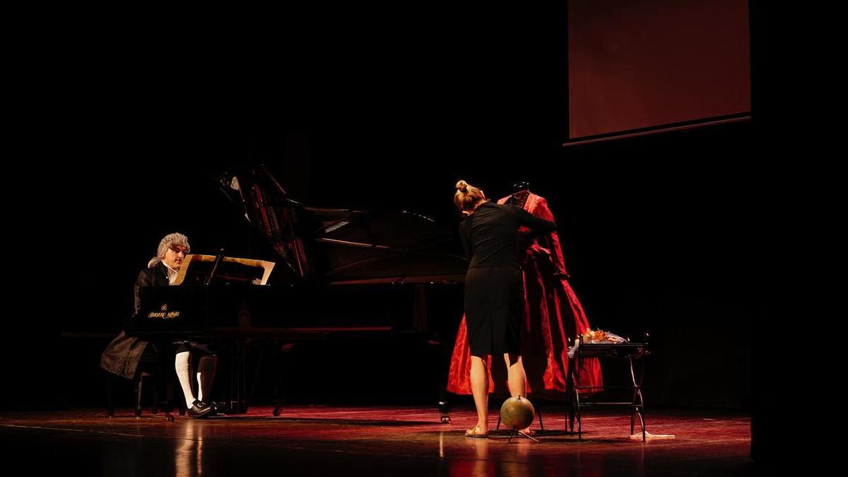 Carlos Civera tocando el piano durante la representación teatral.