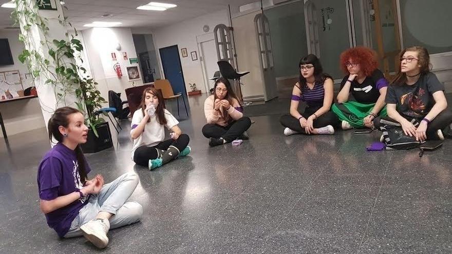 Medio centenar de estudiantes pasan la noche en el campus de Cáceres como acto previo a la huelga