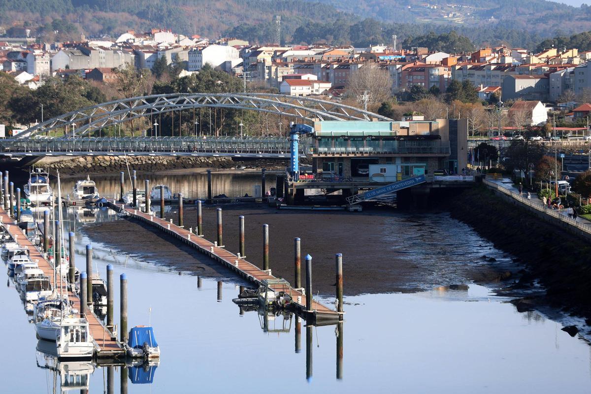 Lodos acumulados en el río Lérez a la altura del club naval.