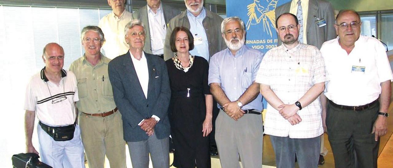 Grupo Aletheia con Mario Bunge, su esposa y varios ponientes en el Homenaje a Mario Bunge celebrado en 2003 en Verbum