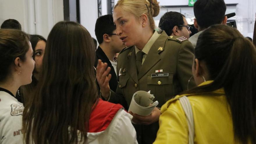 Soldats uniformats al Saló de l&#039;Ensenyament de Barcelona