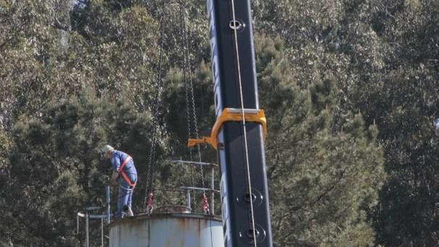 Barros comienza a desmantelar los silos de su planta ilegal de hormigón en A Portela