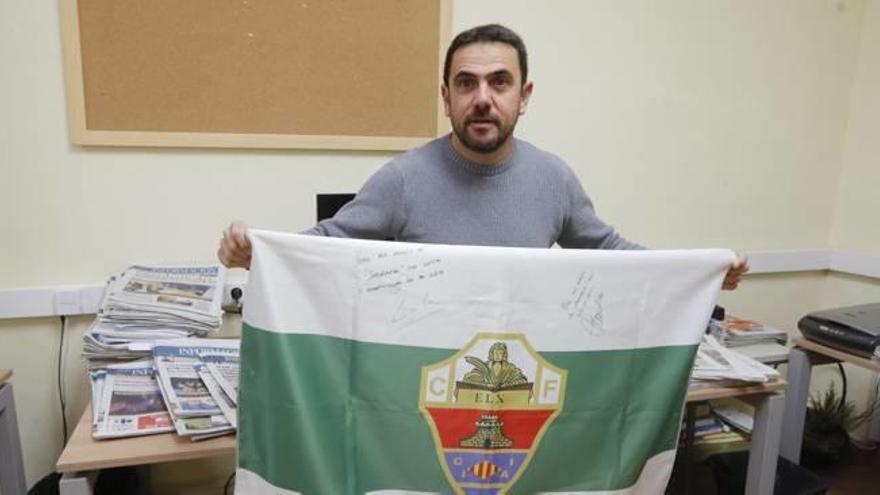 El exjugador franjiverde José Ramón con una bandera del Elche CF.