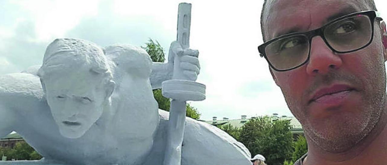 El técnico grancanario David Deogracia Márquez posa junto al monumento a los defensores de la patria de la Fortaleza de Brest, tributo a las víctinas del nazismo.