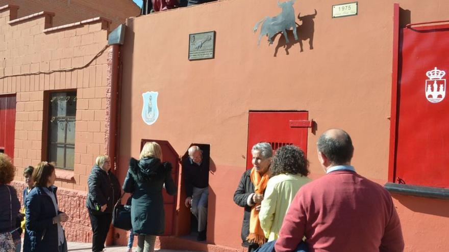 Participantes en la visita saliendo por una de las puertas del toril donde se desenjaula el toro. | E. P.