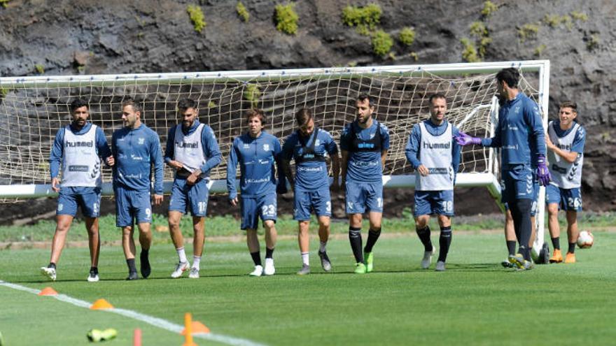 Alberto, Malbasic, Tyronne, Cámara, Héctor, Carlos Ruiz, Montañés, Dani y el canterano Edu Niebla, llevando una de las porterías a la zona de entrenamiento.