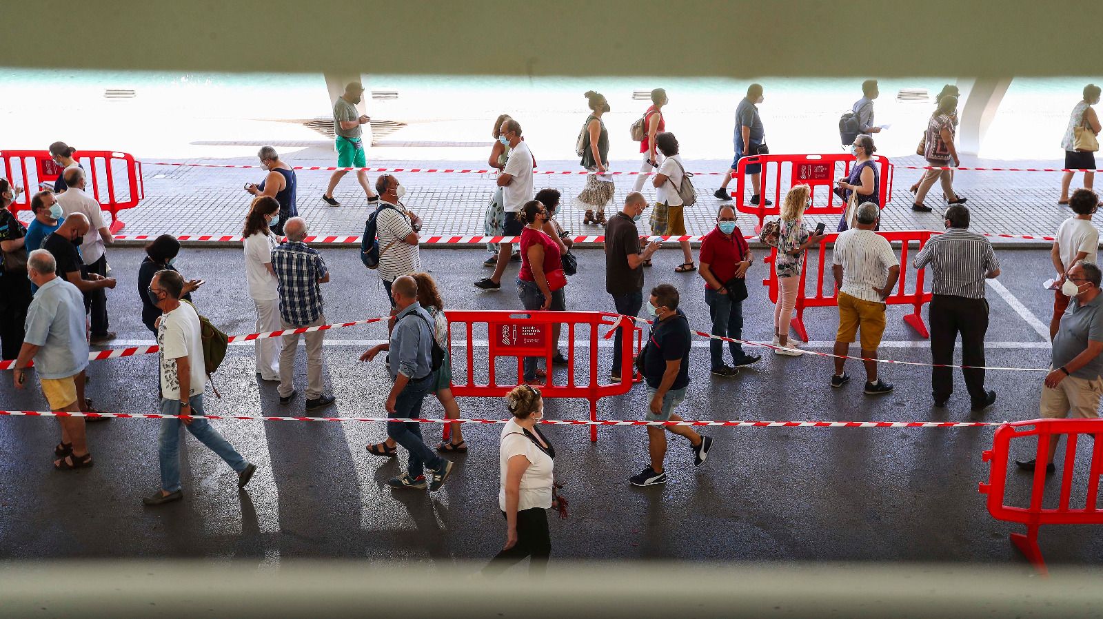 Grandes colas en el vacunódromo de la Ciutat de les Arts i les Ciències