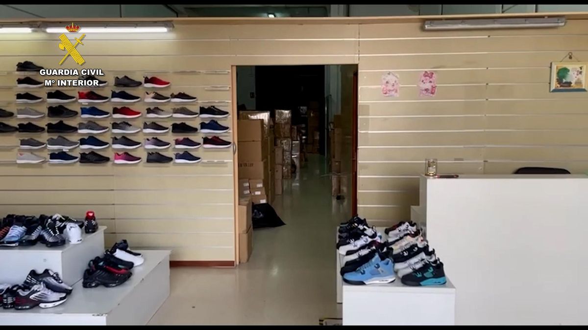 Entre los productos de marcas reconocidas intervenidos por la Guardia Civil en Elche destacan las zapatillas deportivas
