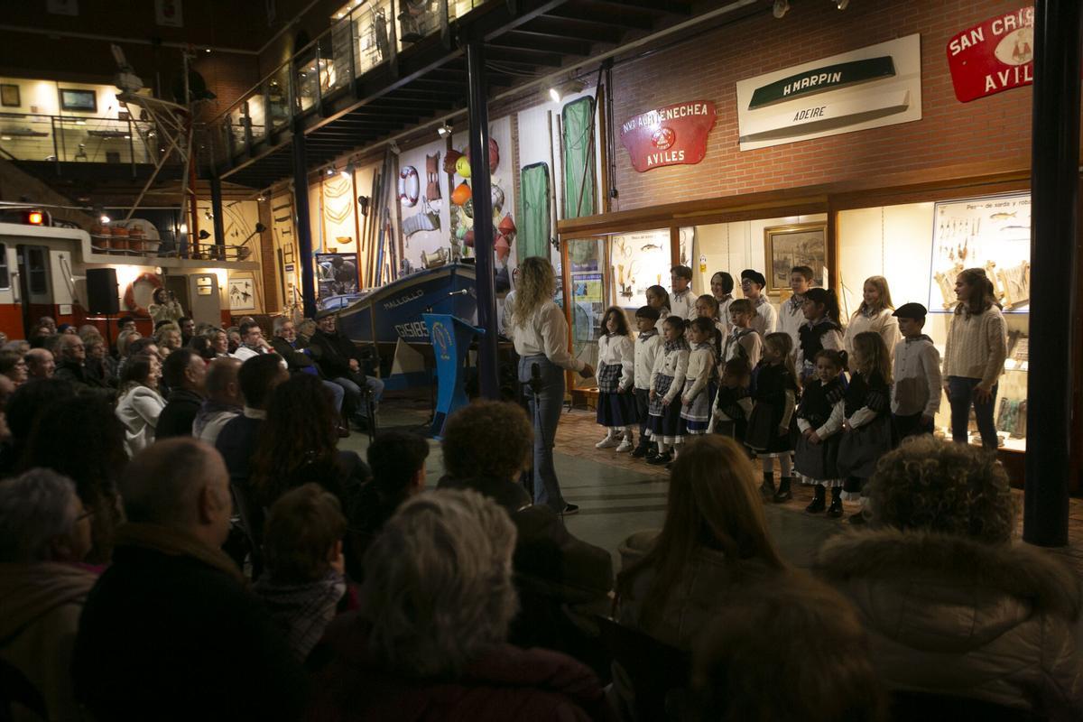 El coro del colegio La Canal, en el concurso de canción marinera del Socorro en una imagen de archivo.