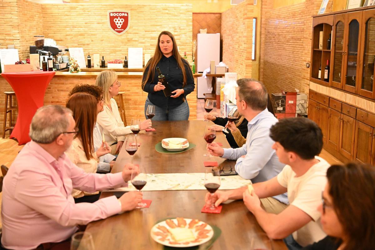 Cata de vinos en las bodegas de Bocopa.