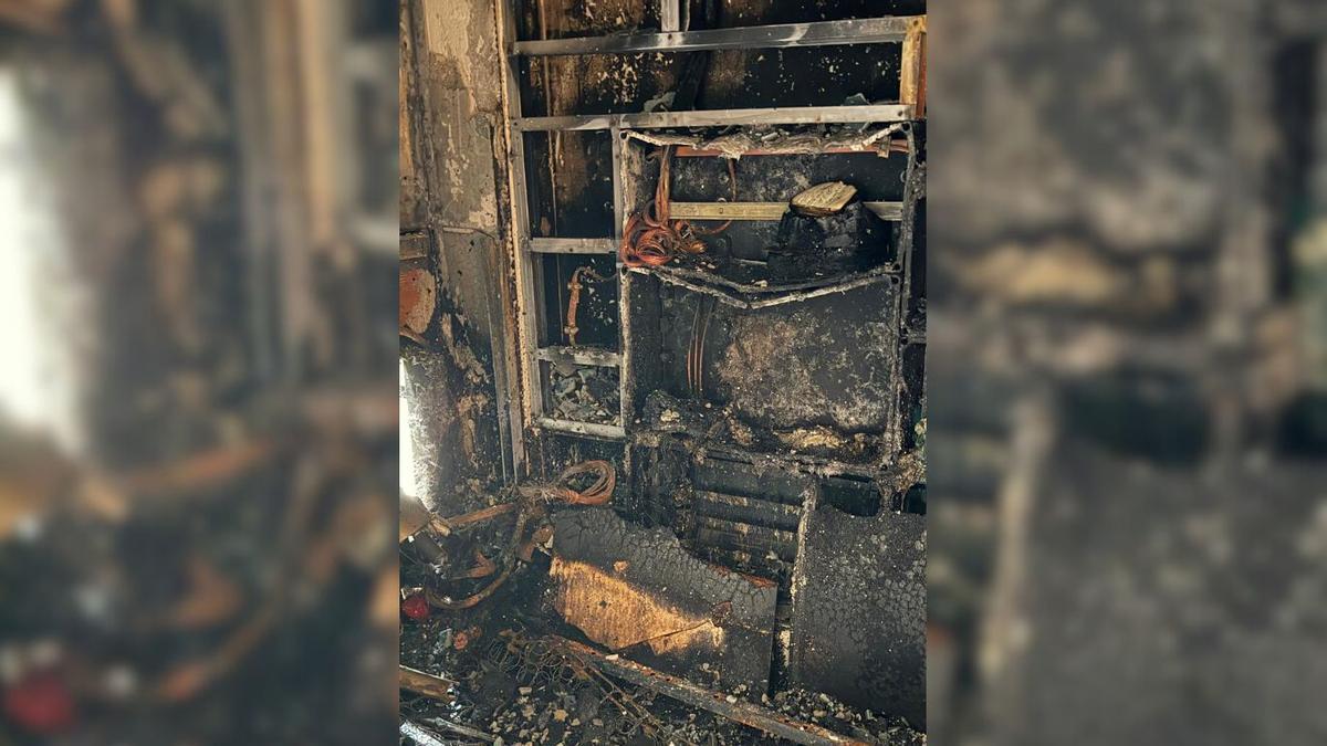 Así quedó tras el incendio el contador de electricidad al que estaban conectados ilegalmente varios okupas.