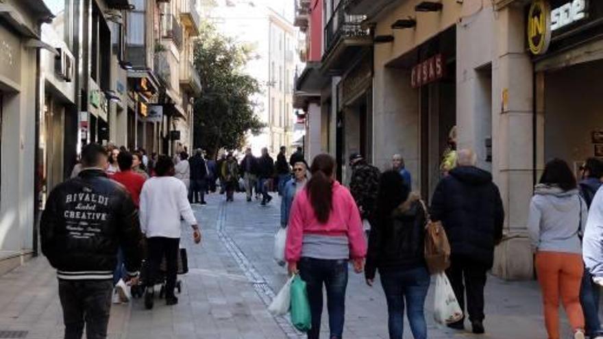 Les cadenes aprofiten per obrir el pont de Tots Sants ?El bon temps i el mercat setmanal van omplir els carrers del centre de Figueres, però el petit comerciant no va obrir. En canvi, a la zona de Vilatenim, les grans superfícies van aprofitar el pont i van aixecar la persiana.