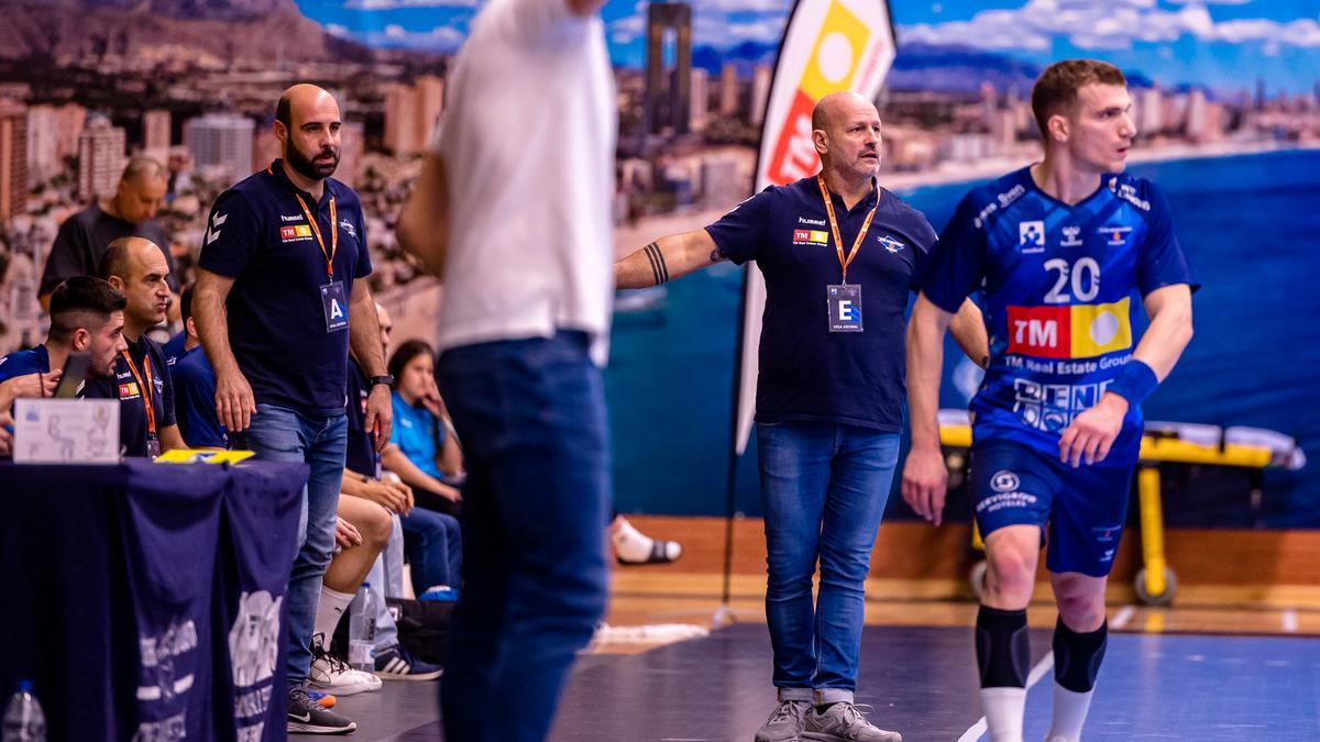 El técnico del TM Benidorm Fernando Latorre, durante un partido