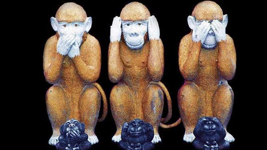 Como los monos japoneses:  ciegos, mudos y sordos