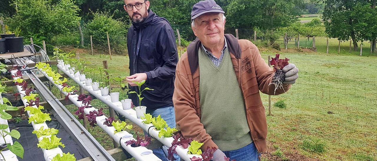 Carlos Menéndez, con  su hijo Carlos, en su finca maliayesa. | V. A.