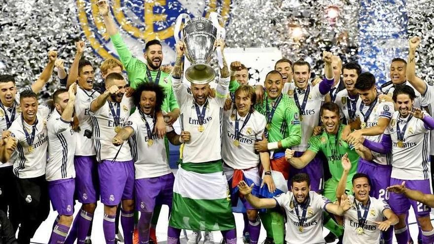 Los jugadores del Madrid levantando el trofeo de la última Liga de Campeones.