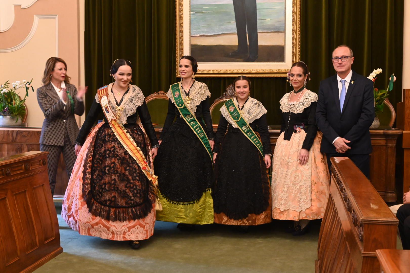 Galería de imágenes: Recepción de las reinas de los pueblos en el Ayuntamiento de Castelló