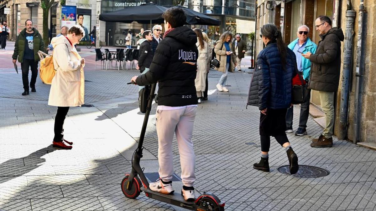 Un usuario de un patinete eléctrico en Pontevedra.