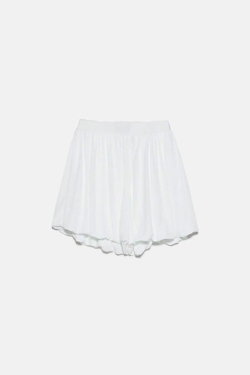Falda bermuda abullonada blanca de Zara. (Precio: 19,95 euros. Precio rebajado: 12,99 euros)