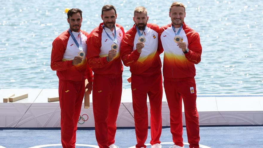 Rodrigo Germade, Saúl Craviotto, Carlos Arévalo y Marcus Cooper con la medalla de bronce del K4.