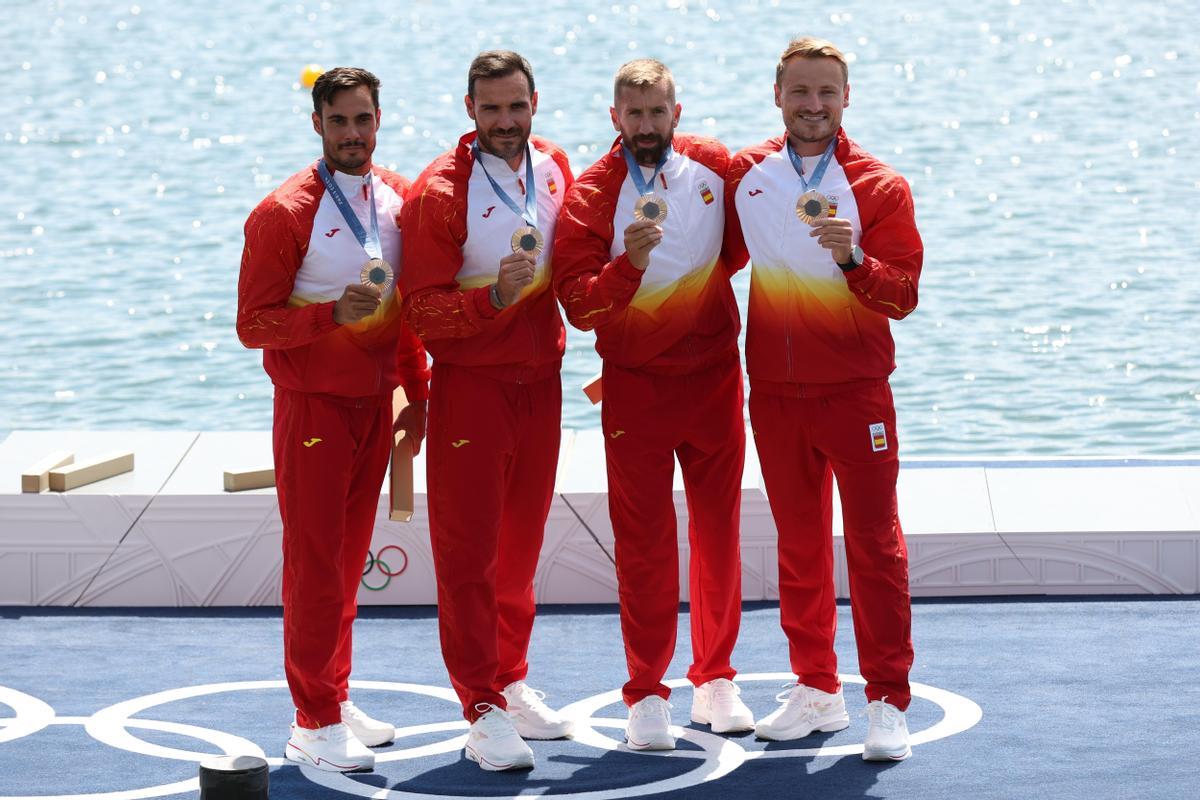 Rodrigo Germade, Saúl Craviotto, Carlos Arévalo y Marcus Cooper con la medalla de bronce del K4.