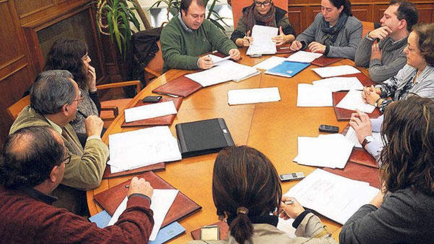 Los integrantes del jurado deliberan en una reunión celebrada ayer en el Concello.  // Rafa Vázquez