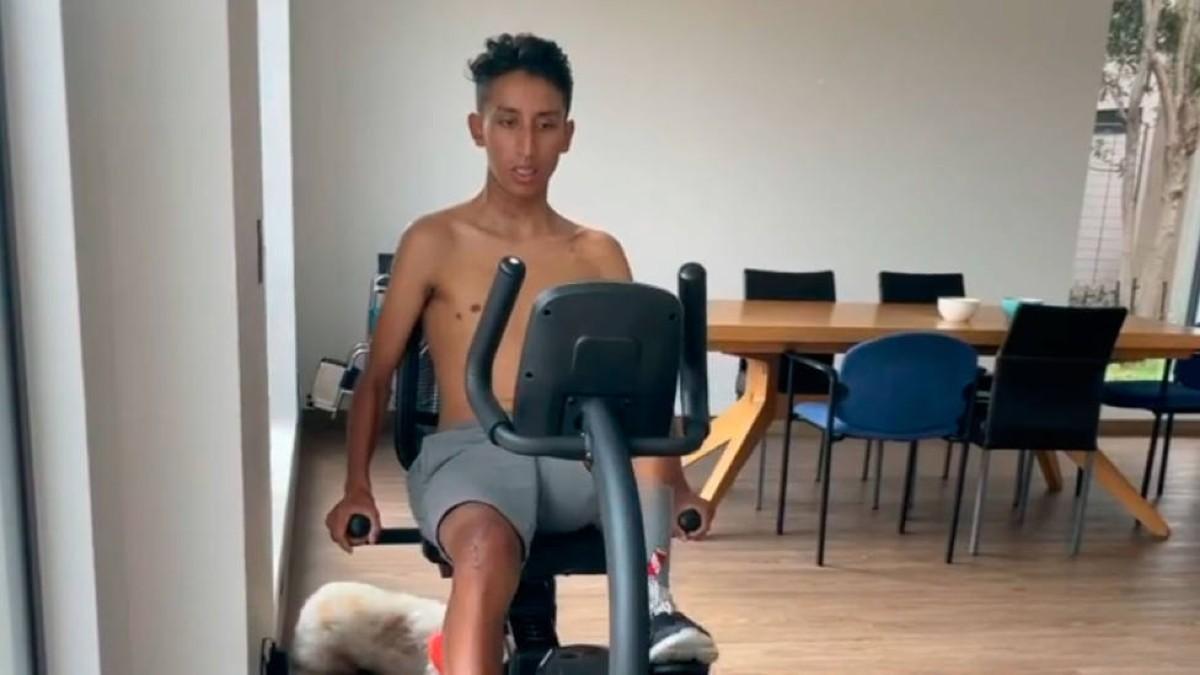 Egan Bernal se ejercita ya en el salón de su casa